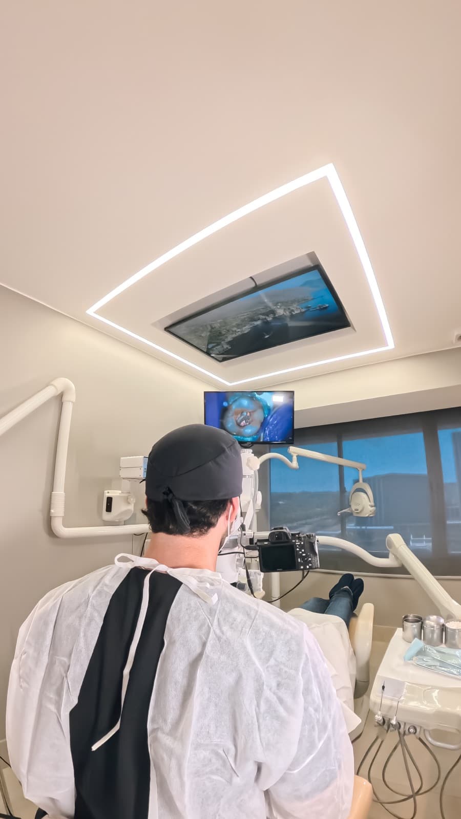 Atendimento de endodontia com microscópio operatório